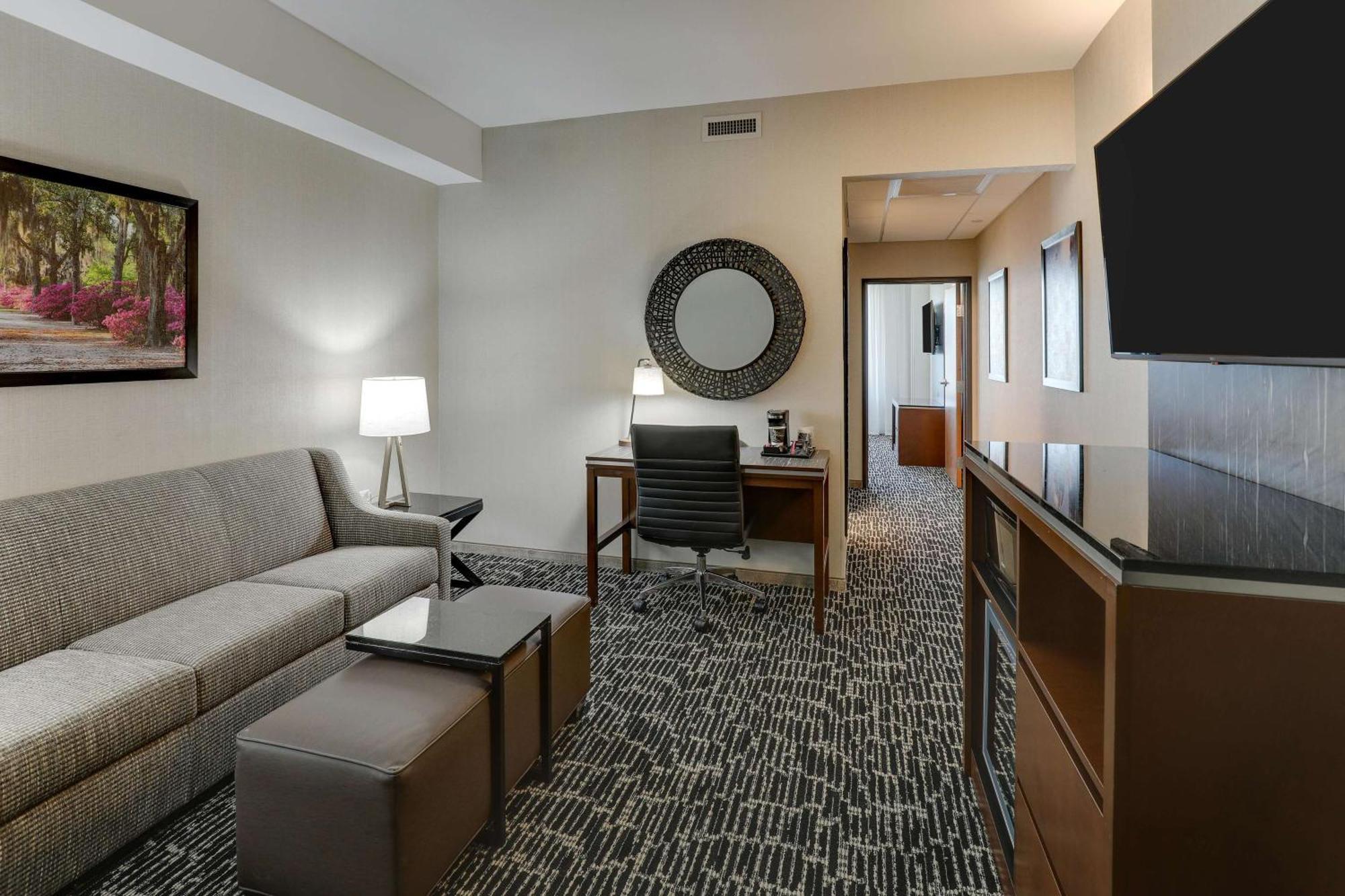 Suite con cama extragrande y sofá cama