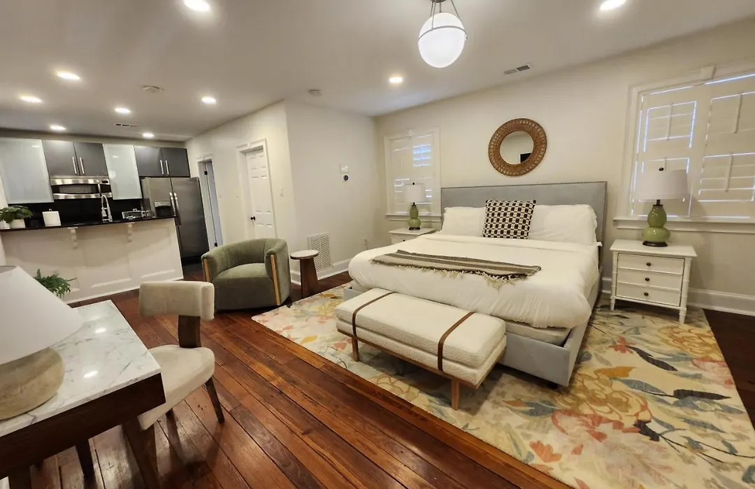 Hamilton Carriage A - Amazing Location, Courtyard-1