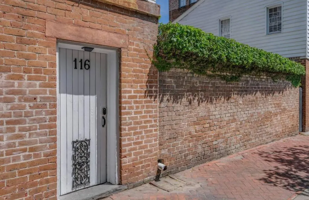 Hamilton Carriage B - Centrally Located, Courtyard-1