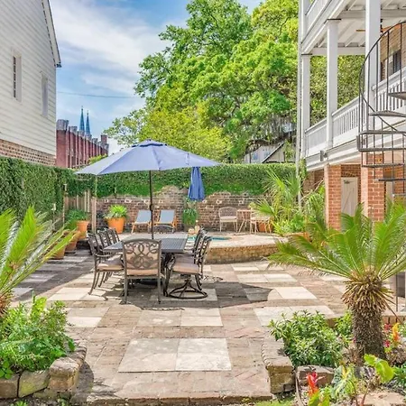 Hamilton Carriage B - Centrally Located, Courtyard-3
