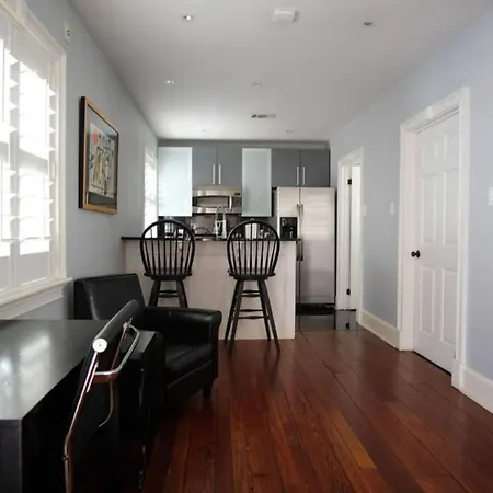 Hamilton Carriage A - Amazing Location, Courtyard-3