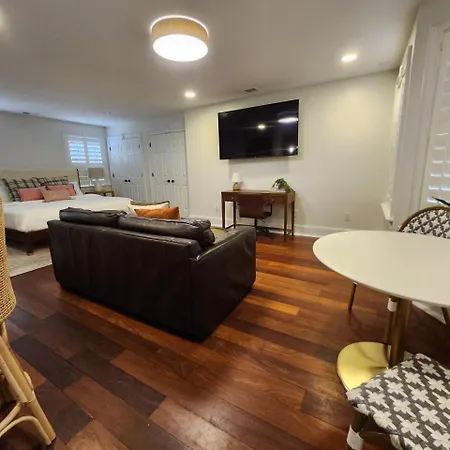 Hamilton Carriage B - Centrally Located, Courtyard-2